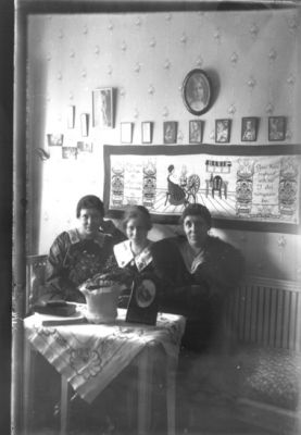 3 kvinnor sittande i soffa.
Nyckelord: Väggbonad