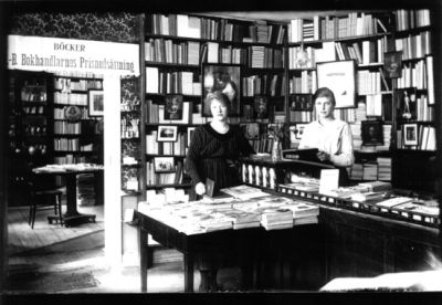 2 kvinnor stående bakom disken i affär.
Nyckelord: Böcker