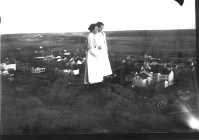 2 kvinnor stående på berg med utsikt över staden.
Nyckelord: Berg Utsikt
