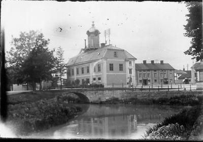 Vattendrag  med bebyggelse i bakgrunden.
Nyckelord: Storån