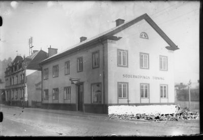 Gata med bebyggelse.
Nyckelord: Tidningshus