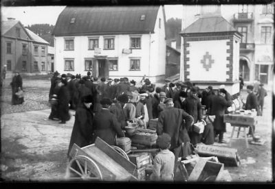 Ett antal personer som handlar med fisk på torg.
Nyckelord: Torghandel Fisk