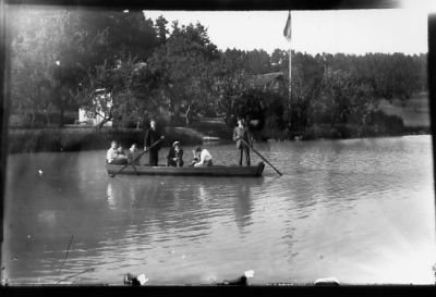 6 personer färjas över vattendrag.
Nyckelord: Färja