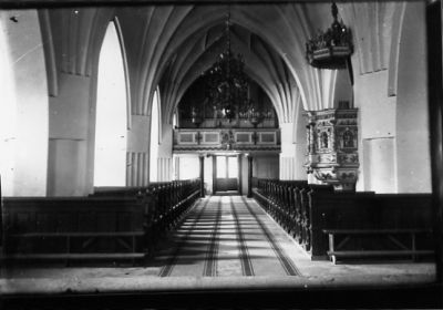 Kyrkgången från altaret.
Nyckelord: Interiör