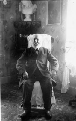 Man sittande i gungstol.
Nyckelord: Staty