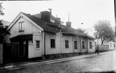 Byggnad vid gata.
Nyckelord: Kullersten