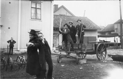 6 män stående på och bredvid kärra
Nyckelord: Hökärra