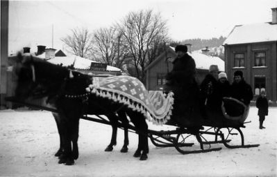 Ett antal personer sittande på släde.
Nyckelord: Häst Släde Vinter