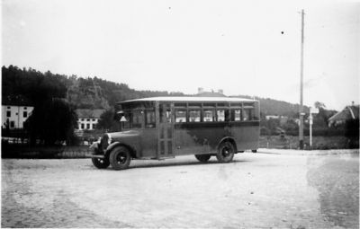 Buss uppställd på plan.
Nyckelord: Buss Kullersten