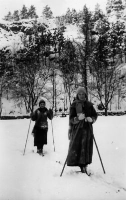 2 kvinnor på skidor.
Nyckelord: Skidor Vinter