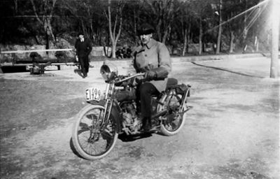 Man på motorcykel.
Nyckelord: Motorcykel