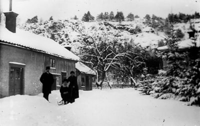 Man och 2 kvinnor framför bostad.
Nyckelord: Vinter Spark