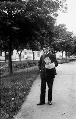 Man stående med postväska.
Nyckelord: Uniform Post