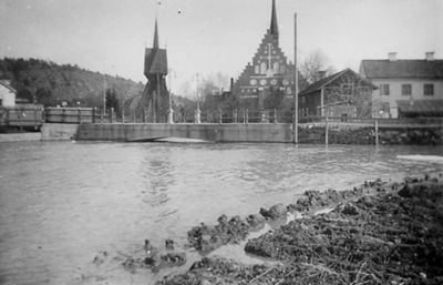 Bro över vattendrag med kyrka i bakgrunden.
Nyckelord: Kyrka