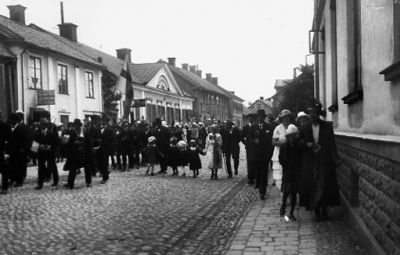 Ett antal personer gående på gata.
Nyckelord: Kullersten