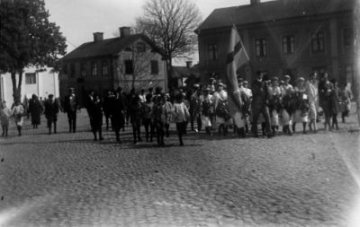 Ett antal personer på torg.
Nyckelord: Kullersten