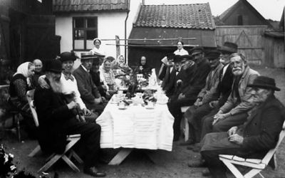 Ett antal personer sittande runt kaffebord på gård.
Nyckelord: Kaffe Pensionärer