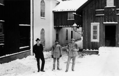 3 män stående framför byggnad.
Nyckelord: Kvarn Vinter