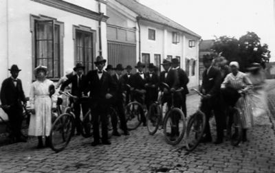 Ett antal personer stående på gata.
Nyckelord: Cykel Kullersten