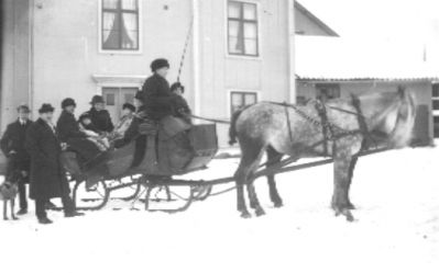 Ett antal personer i och vid hästekipage.
Nyckelord: Häst Vinter