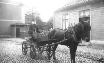 Man i hästekipage.
Nyckelord: Häst Kullersten