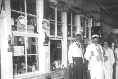 2 män och 1 kvinna stående.
Nyckelord: Dräkt