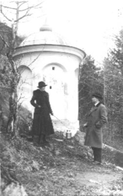 1 man och 1 kvinna stående framför byggnad.
Nyckelord: Källa