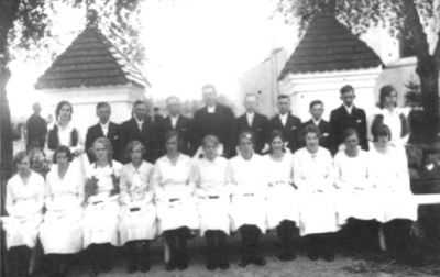 Konfirmationsgrupp framför kyrka.
Nyckelord: Dräkt Konfirmationsfoto