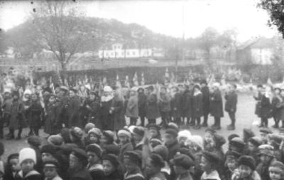 Folksamling på skolgård.
Nyckelord: Flagga Skolgård