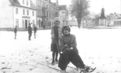 Kvinna och flicka på spark.
Nyckelord: Spark Torg Vinter