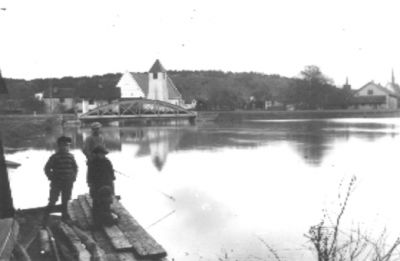 Man och 2 pojkar metande vid brygga.
Nyckelord: Metspö Brygga