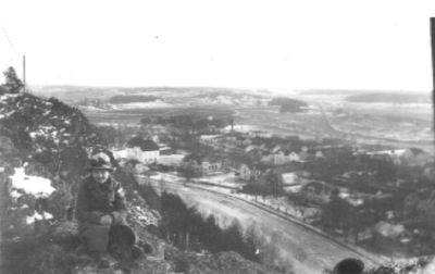 Kvinna sittande på berg.
Nyckelord: Utsikt