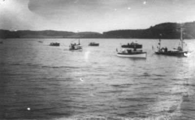 6 båtar på vattnet.
