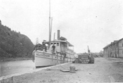 Båt vid kaj.
Nyckelord: Hamn Pollare