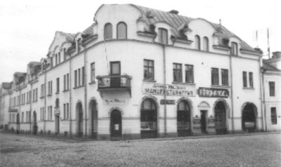 Byggnad vid torg.
Nyckelord: Affär