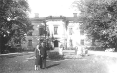 Ett antal personer stående framför byggnad.
Nyckelord: Herrgård