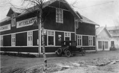 Bil framför byggnad.
Nyckelord: Bil