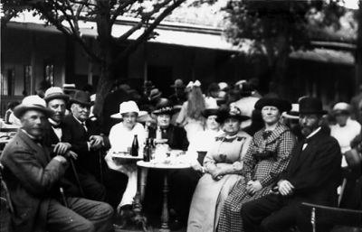 Ett antal personer sittande runt bord.
Nyckelord: Pilsner Kaffe Dräkt