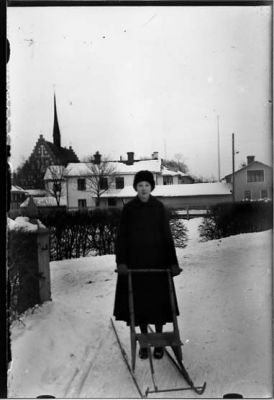 Kvinna stående på spark.
Nyckelord: Spark Vinter