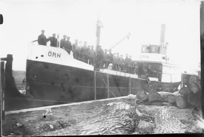 Ett antal personer stående på båt.
