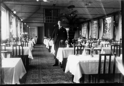 Man stående vid matbord.
Nyckelord: Interiör