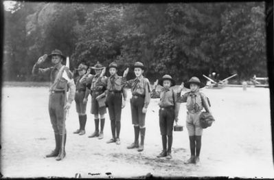 7 manliga stående scouter.
Nyckelord: Uniform Honör