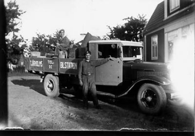 Man stående bredvid lastbil.
Nyckelord: Lastbil