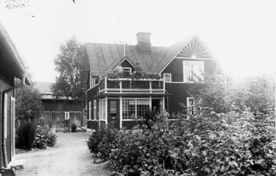 Byggnad med trädgård.
