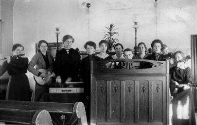 Ett antal personer spelande i kyrka.
Nyckelord: Orgel Gitarr Flöjt