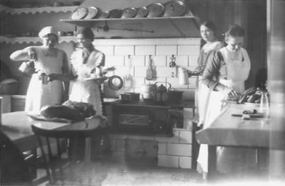 4 kvinnor stående i kök.
Nyckelord: Kök Kaffe