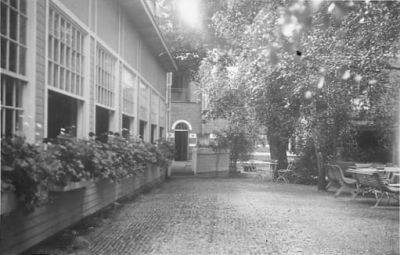 Byggnad.
Nyckelord: Trädgårdsmöbler