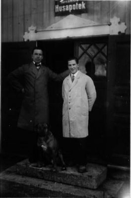 2 män stående framför apotek.
Nyckelord: Husapotek Hund