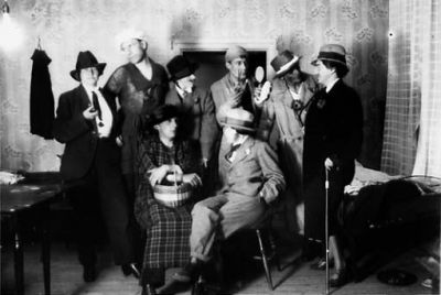 6 stående och 2 sittande utklädda personer.
Nyckelord: Dräkt