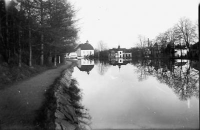 Vattendrag med bebyggelse i bakgrunden.
